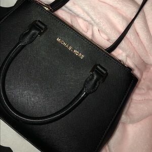 Black micheal kors bag